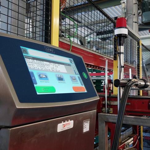 Les tomates finissent dans une machine de tri qui les classe en fonction de leur couleur, de leur taille et de leur poids.