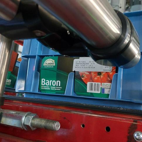 L'imprimante Linx 8920 CIJ imprime des informations variables sur les cartes en carton situées sur les côtés des caisses en plastique.