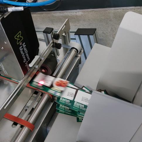 L'imprimante Viapack de Matthews est utilisée lorsque l'imprimante Linx ne peut pas imprimer directement sur les cartons