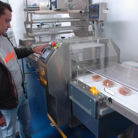 Adrien Vandercappelle stelt de GSP flowpack machine in voor de wafels