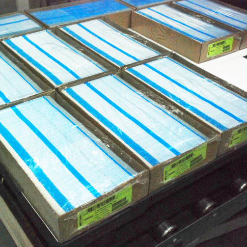 trays verpakt met krimpfolie: perfecte sealing, geen gaatjes