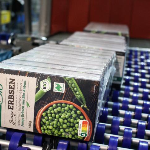 La fardeleuse regroupe les boîtes de légumes surgélés par six ou huit