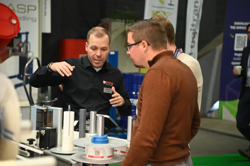 Dennis met ALtech etiketteermachine