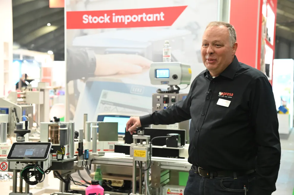 Robert bij ALbelt BT05 label applicator met Matthews Viapack en Linx 8900