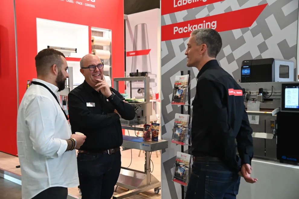 Bart en Tom bij verpakkingsmachines