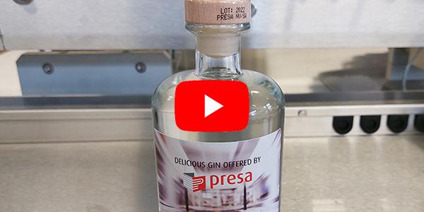 Printen en etiketteren op flessen gin