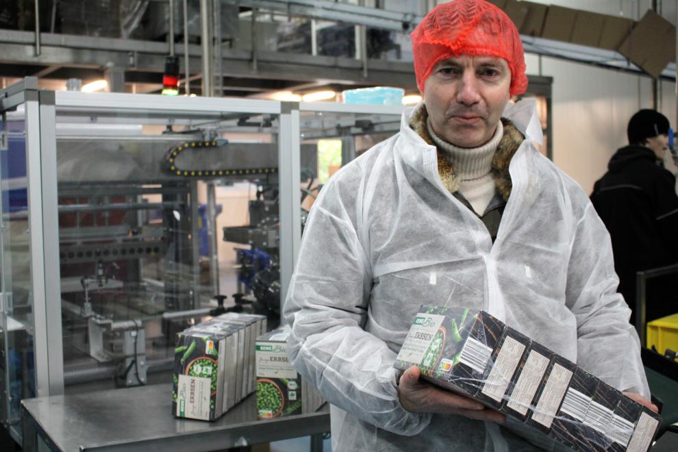 Algemeen Directeur Jan Voets van PolarPack met LP Packaging bundelverpakkingsmachine van Presa